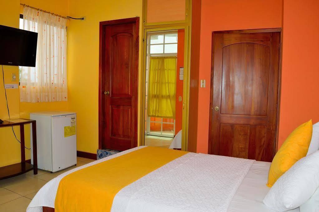 Hostal Carliza Puerto Ayora  Exterior photo