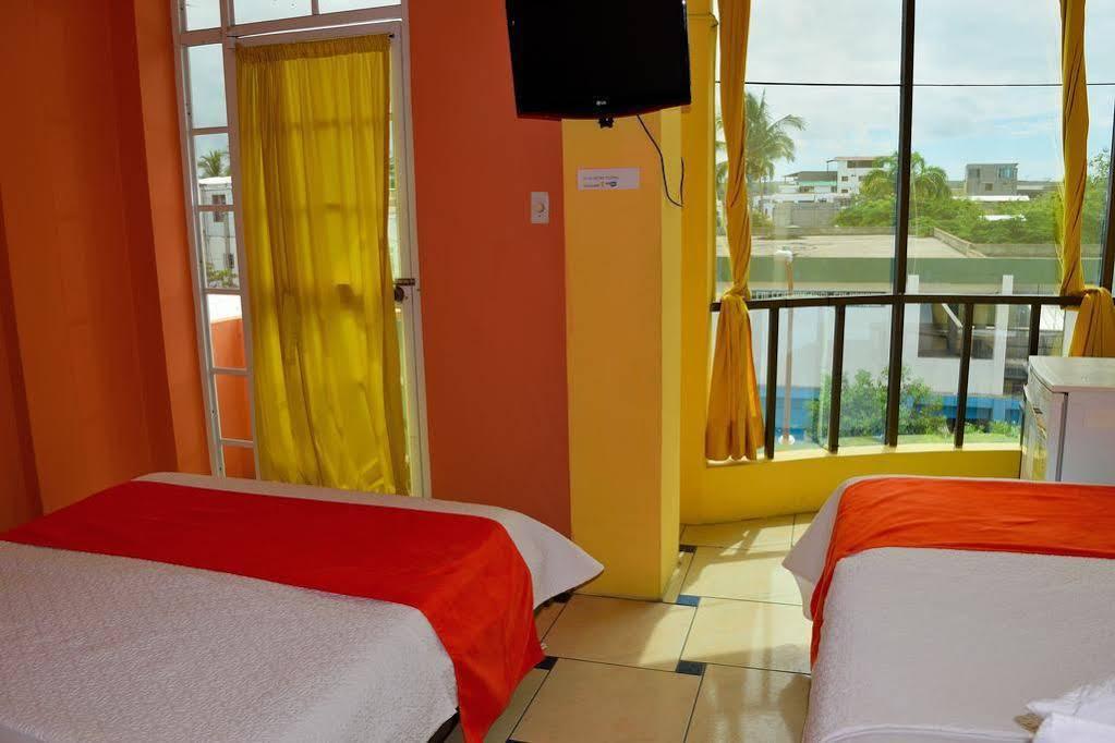 Hostal Carliza Puerto Ayora  Exterior photo